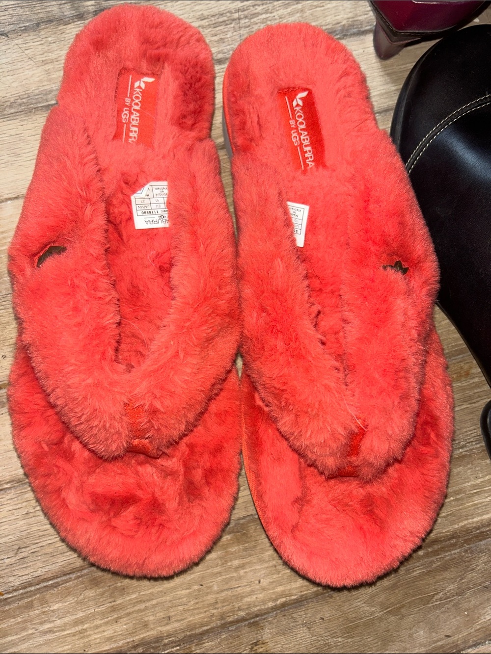 Koolaburra by Ugg fuzzy flip flops 10